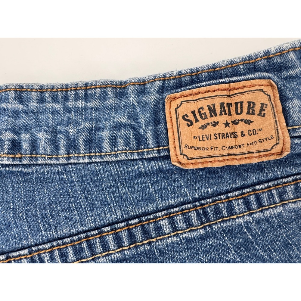 Levi Signature Bootcut Jeans Women's 18W Short Mid Rise Blue Denim‎ - Picture 2 of 16